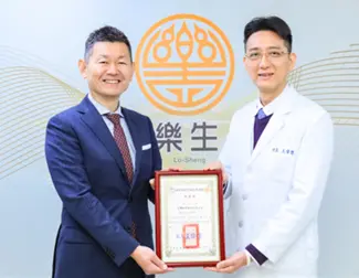 衛生福利部樂生醫院院長王偉傑，致贈感謝狀予